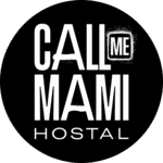 Logotipo de Call Me Mami Hostel en fondo negro con texto blanco, representando un alojamiento boutique en Masaya.