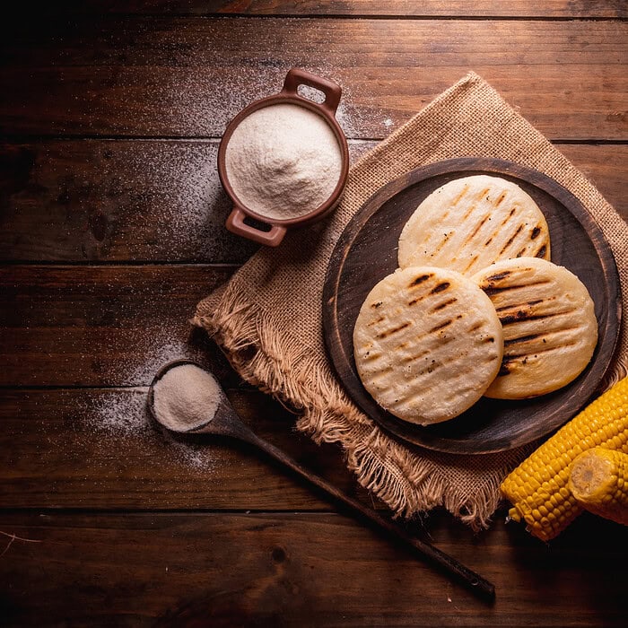 arepas-tipicas-venezolanas-hechas-harina-maiz-vista-superior-tres-arepas(1)
