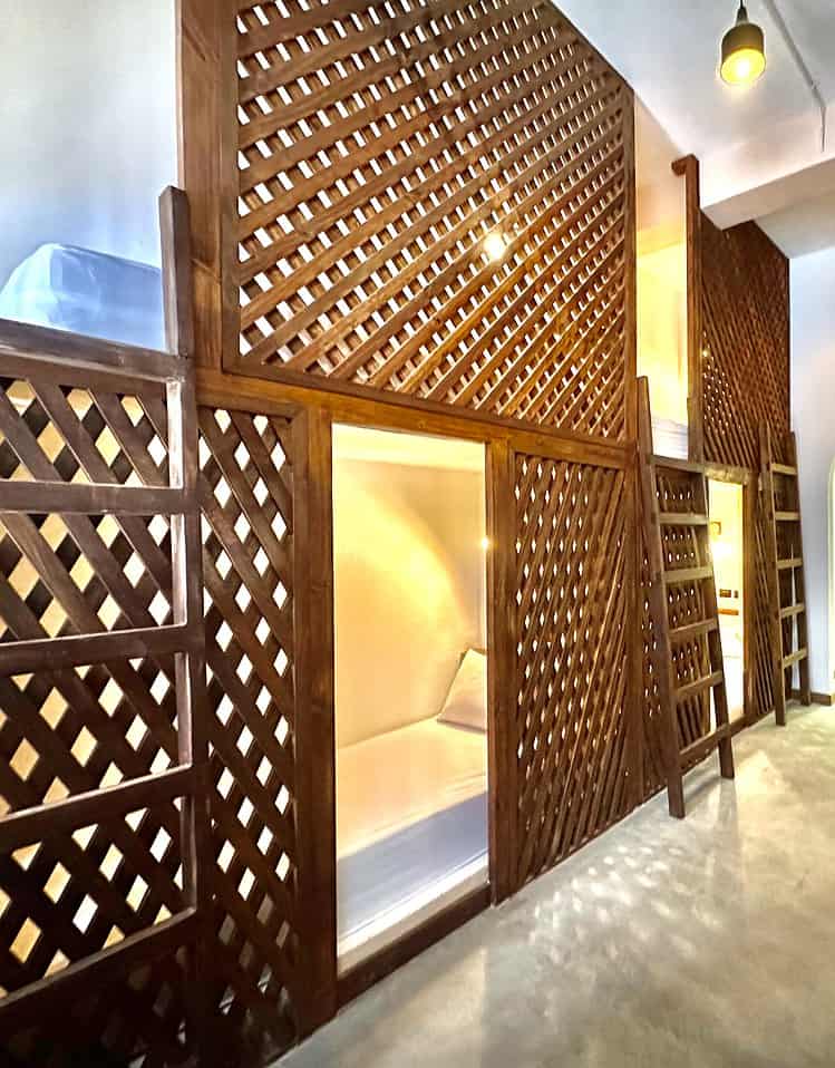 Puertas y paneles de madera en alojamiento boutique en Masaya, Nicaragua, rosa, de estilo moderno y acogedor, perfecto para una experiencia de hospedaje auténtica y cómoda en el corazón de Nicaragua.