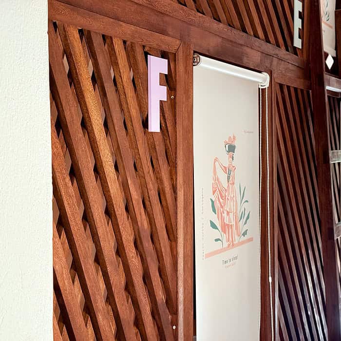 Fondo de madera en estilo artesanal en el hotel Masaya, con detalles decorativos y señalización que resaltan la cultura local y el diseño auténtico.