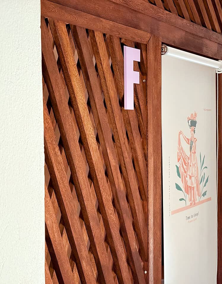 Fondo de madera con ventana y plantas tropicales, ambiente acogedor en un hotel boutique de la cadena Masaya.