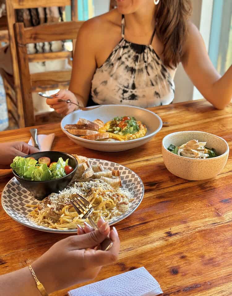 Sabores auténticos de Masaya en un ambiente acogedor y natural, ideal para disfrutar de la gastronomía nicaragüense en un entorno que combina tradición y naturaleza.
