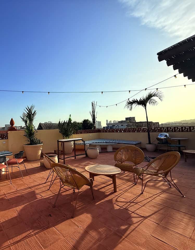 Amplia terraza en Masaya con vista al atardecer, mobiliario cómodo y decoración tropical, perfecta para vivir experiencias únicas y disfrutar del clima cálido en un ambiente relajante y sofisticado.