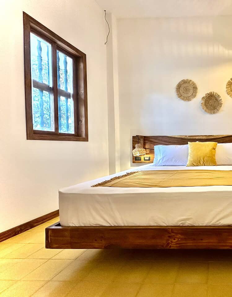 Suites boutique en Masaya con decoración moderna y toque artesanal, habitaciones confortables, iluminación cálida y detalles naturales para una experiencia auténtica en Nicaragua.