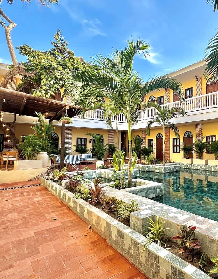 Palacio colonial con piscina y vegetación tropical en Masaya, alojamiento en Nicaragua, que ofrece experiencia cultural, comodidad y naturaleza en un entorno relajante y acogedor.