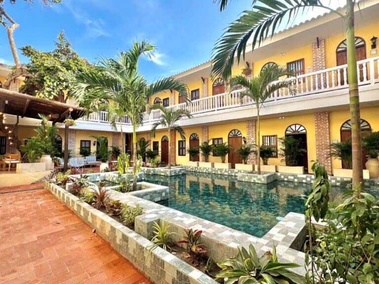 Palacio colonial con piscina y vegetación tropical en Masaya, alojamiento en Nicaragua, que ofrece experiencia cultural, comodidad y naturaleza en un entorno relajante y acogedor.