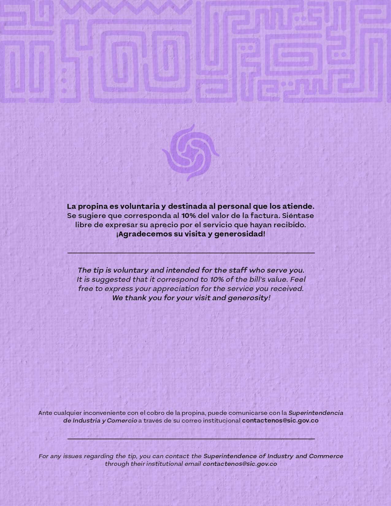 Propina voluntaria y destinada al personal en M, con instrucciones en español e inglés.