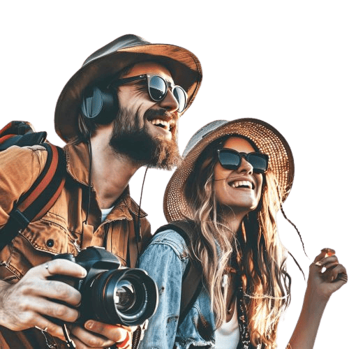 Pareja joven con sombreros y gafas de sol disfrutando en la playa, con cámara en mano y sonriendo.