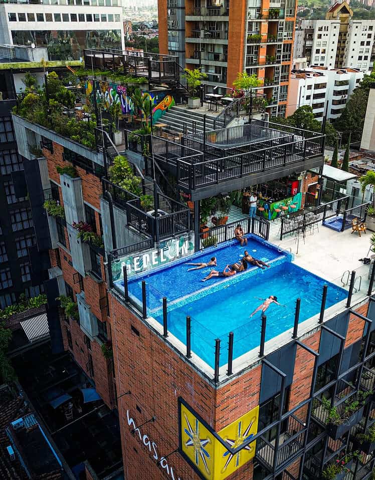 Piscina en la azotea de un hotel boutique de M con vista a la ciudad.