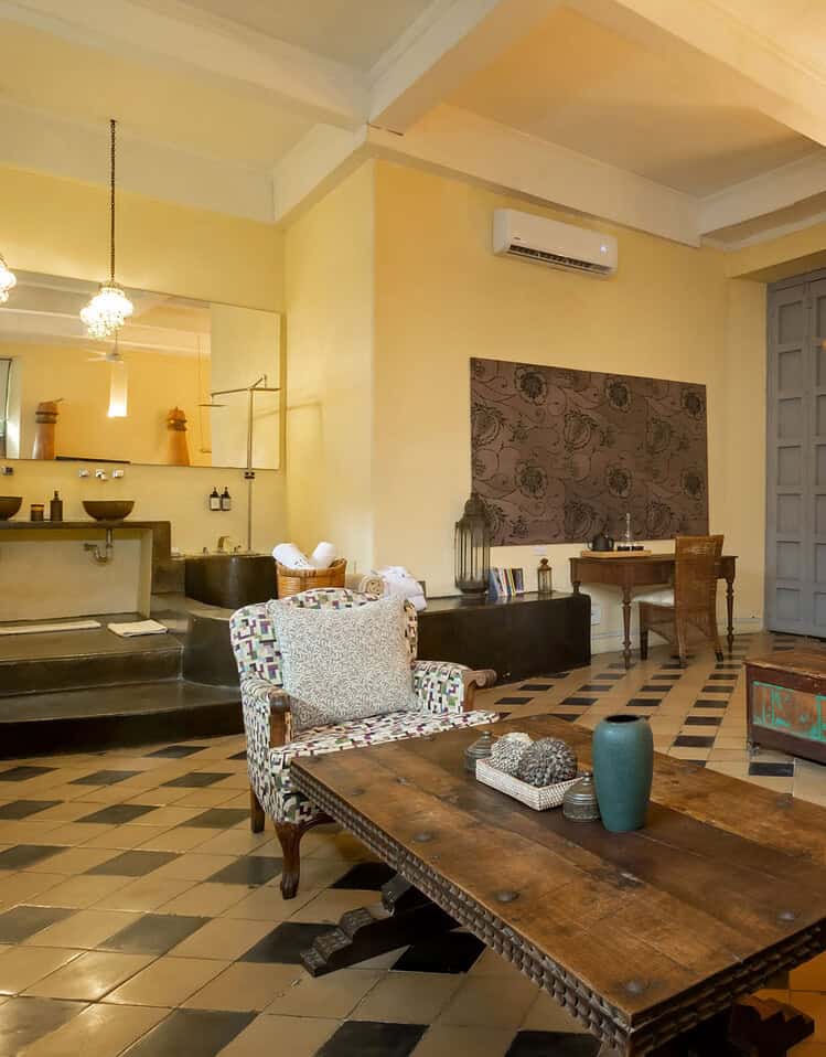 Habitación elegante de M con decoración moderna y muebles de madera en tonos cálidos.