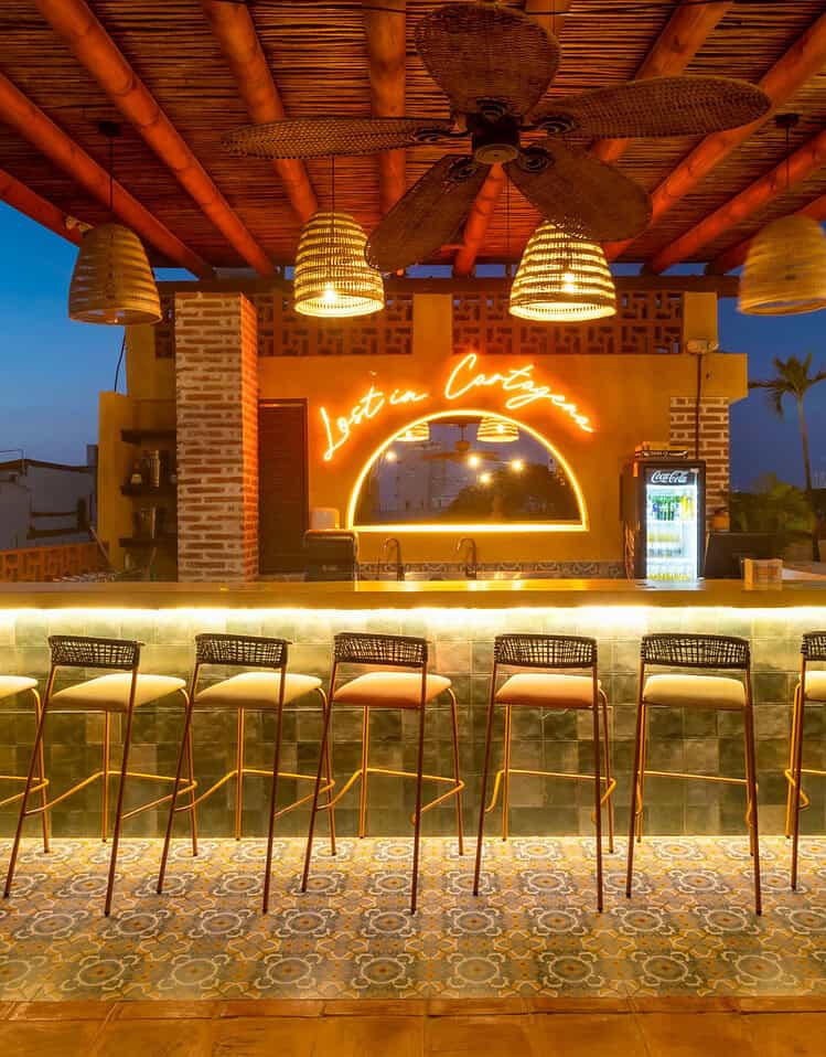 Bar en la azotea de M con vista urbana y decoración cálida y moderna.