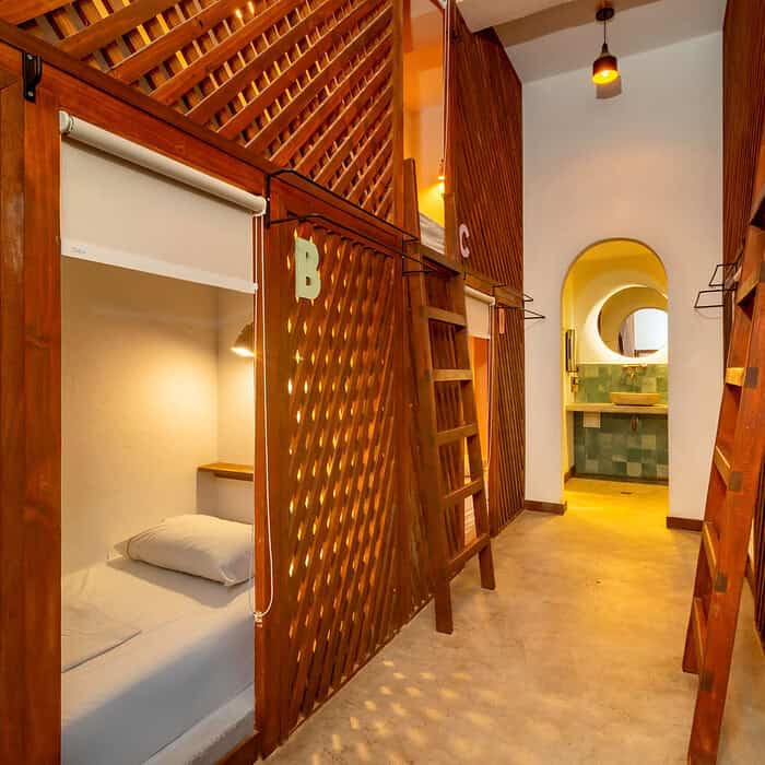 Habitaciones tipo cabaña en M con estructura de madera y ambiente acogedor.