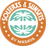 Logo de Solteros & Sunsets por Masaya Logotipo circular de Solteros & Sunsets por Masaya con palmeras y estrellas en tonos naranja y verde.
